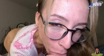 Gözlüklü sarışın çıtır hızlı sakso sonrası götüne boşalttırıyor